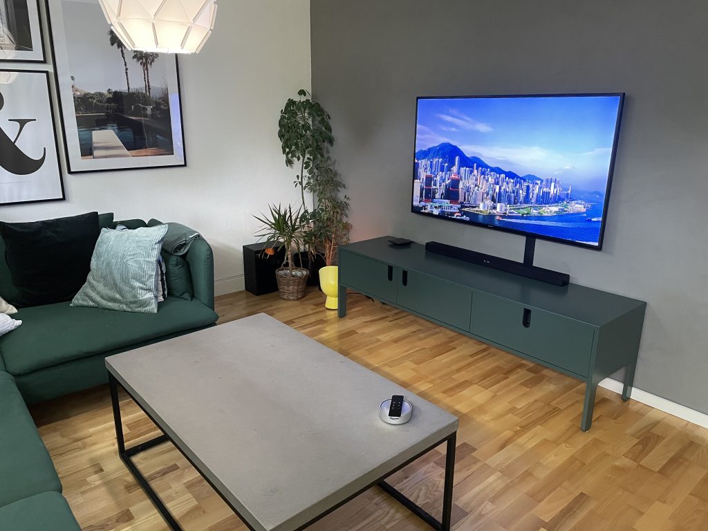 TV-rum med soffbord och stor TV